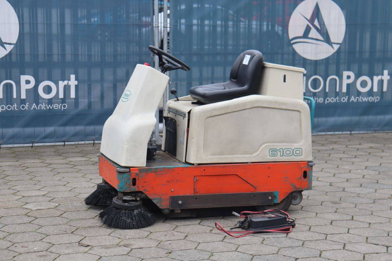 Spazzatrice elettrica Tennant 6100 del 2017