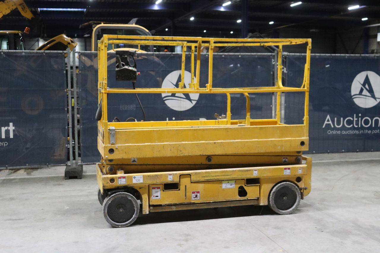 Piattaforma a forbice Haulotte Compact 8 elettrica 8,2 m 2012