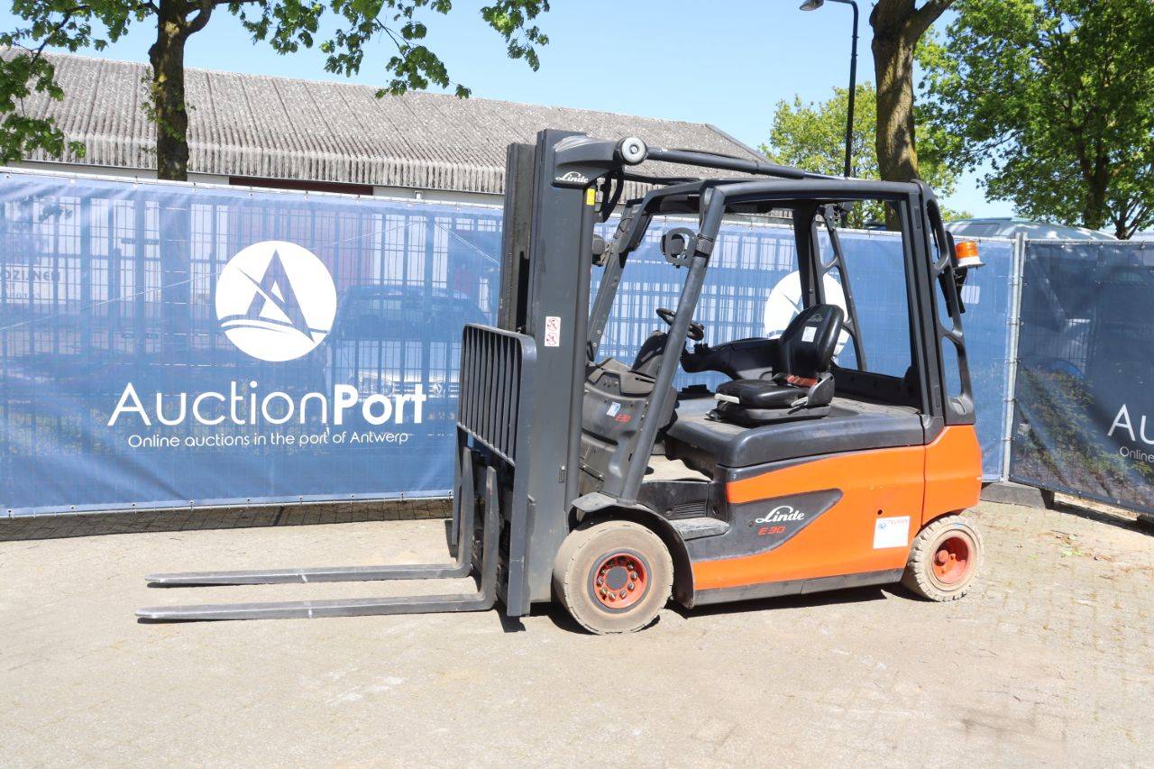 Carrello elevatore Linde E30L-01 elettrico, portata 3000 kg, altezza 6 m, anno 2016.