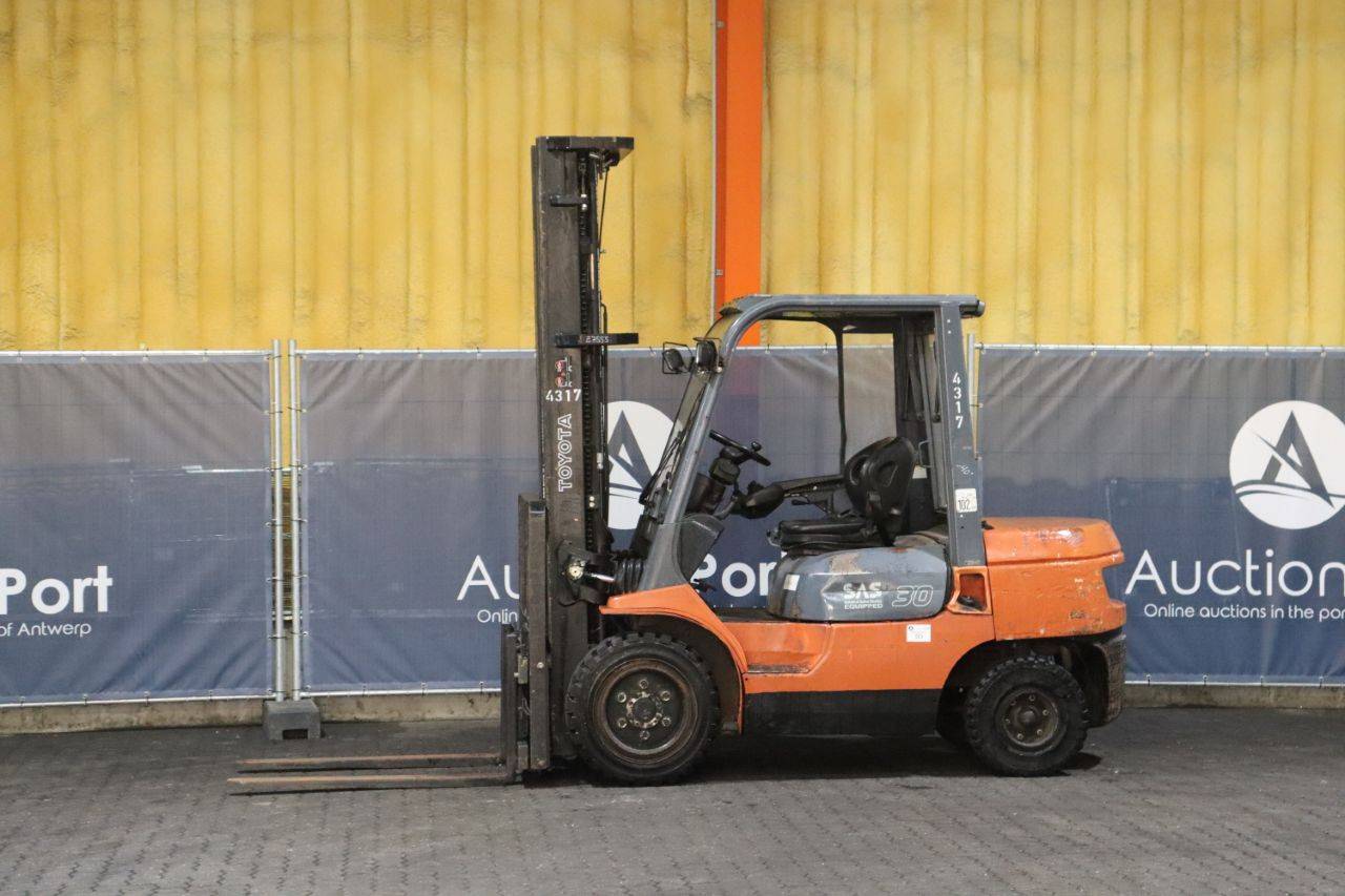 Forklift Toyota 02-7FDF30 Diesel 3000kg 6.0m 2007