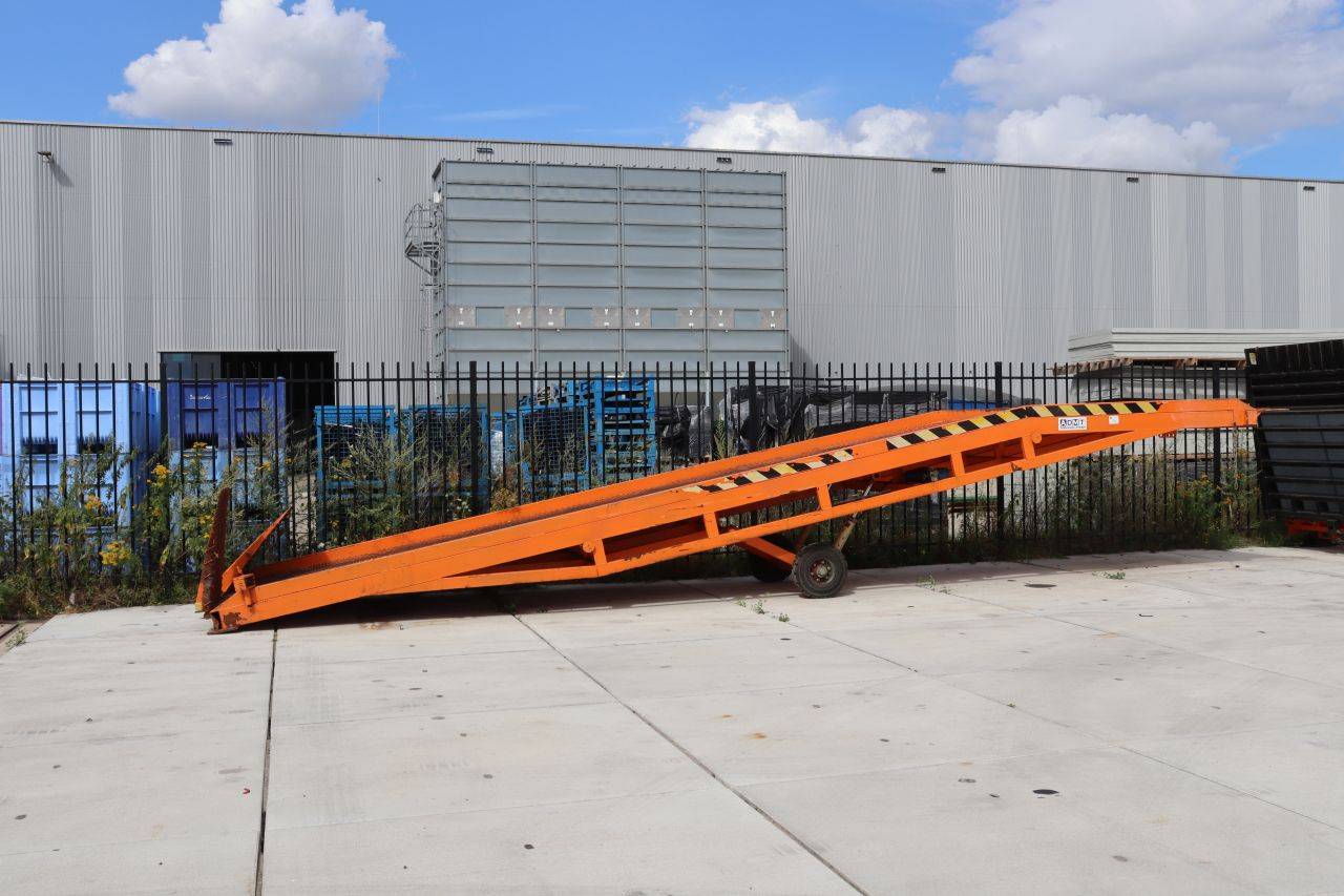Mobile loading bridge