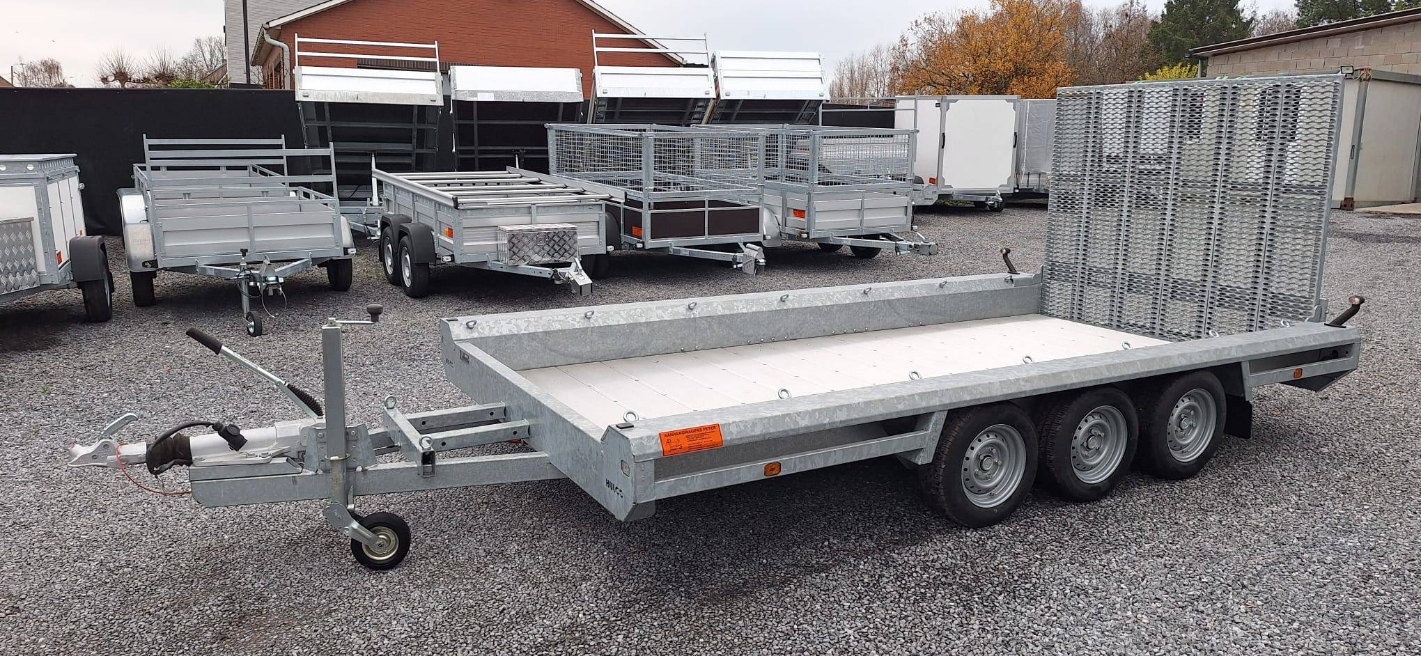 Machine transporter Hulco triple-axle flatbed trailer
