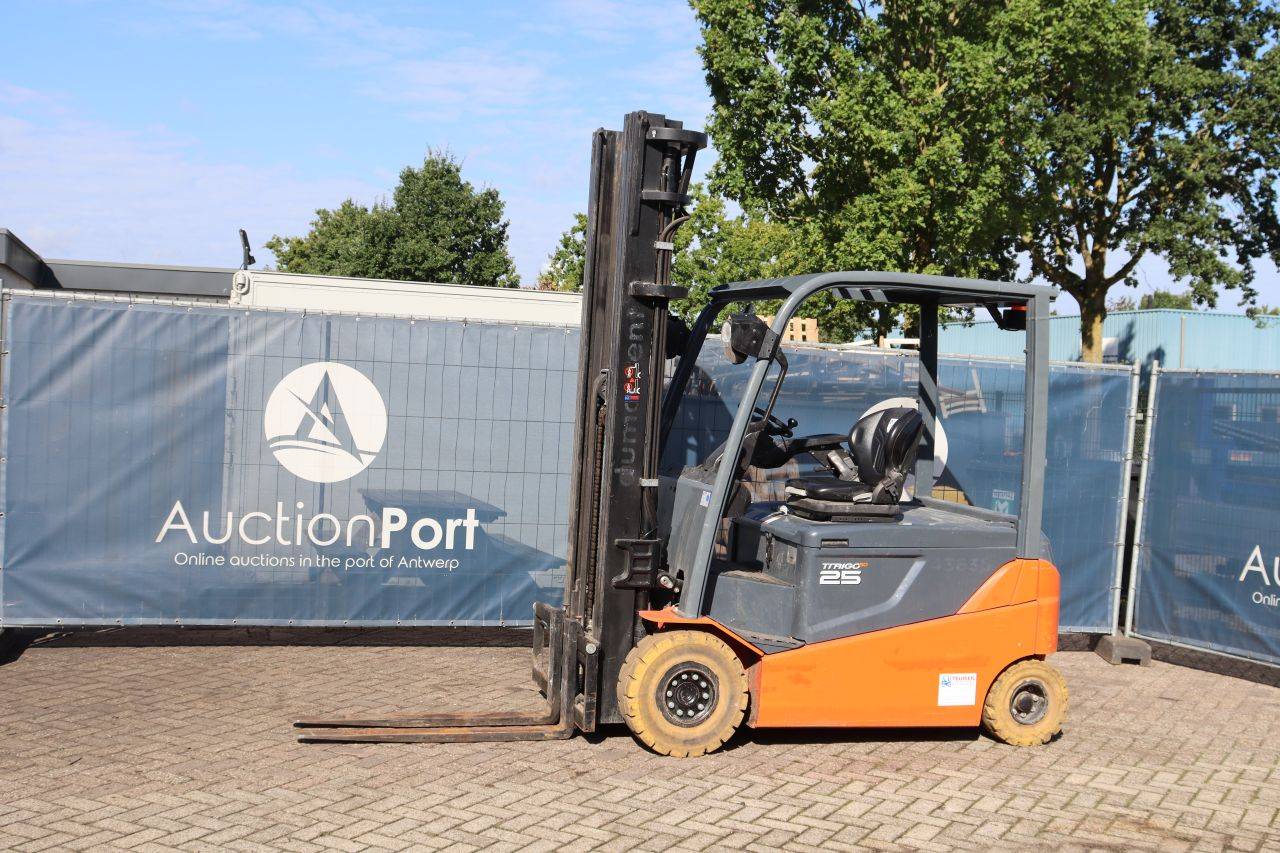 Carrello elevatore elettrico Toyota 8FBMT25, portata 2500 kg, altezza di sollevamento 6,0 m, anno 2019.