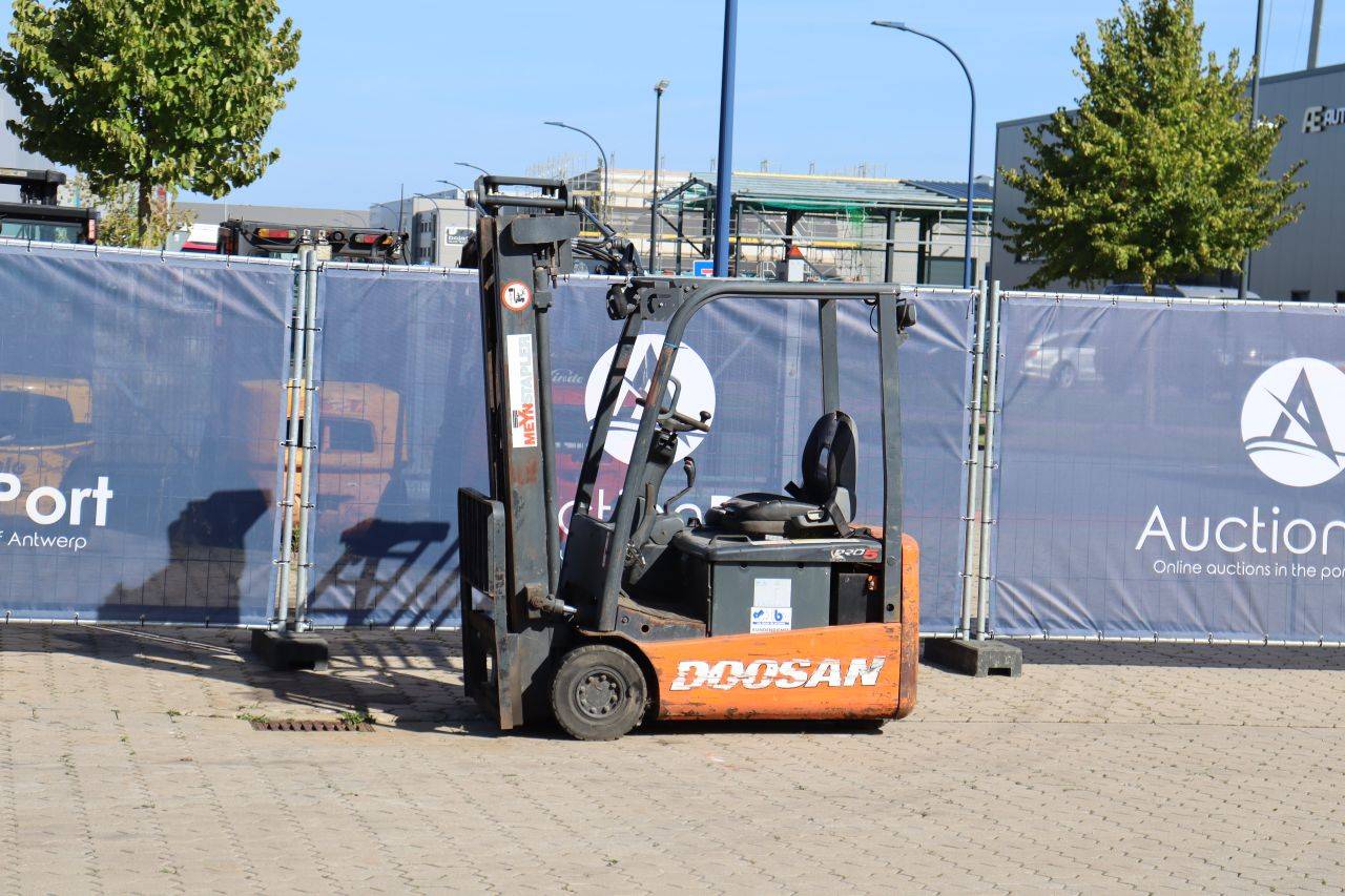 Carrello elevatore elettrico Doosan B15T-5, portata 1500 kg, altezza di sollevamento 3,3 m, anno 2007.