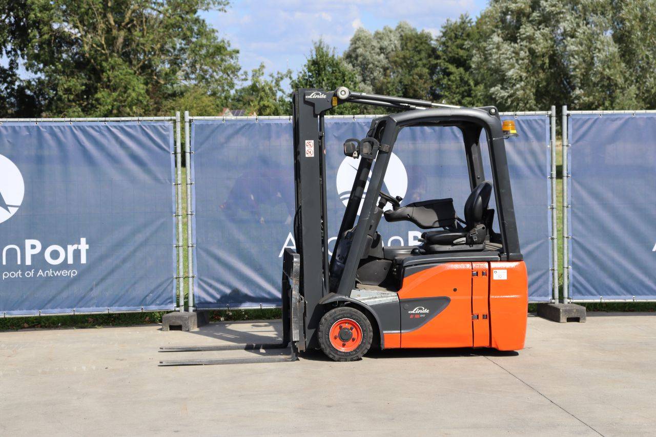 Carrello elevatore elettrico Linde E16C-02, portata 1600 kg, altezza di sollevamento 4,0 m, anno 2017.