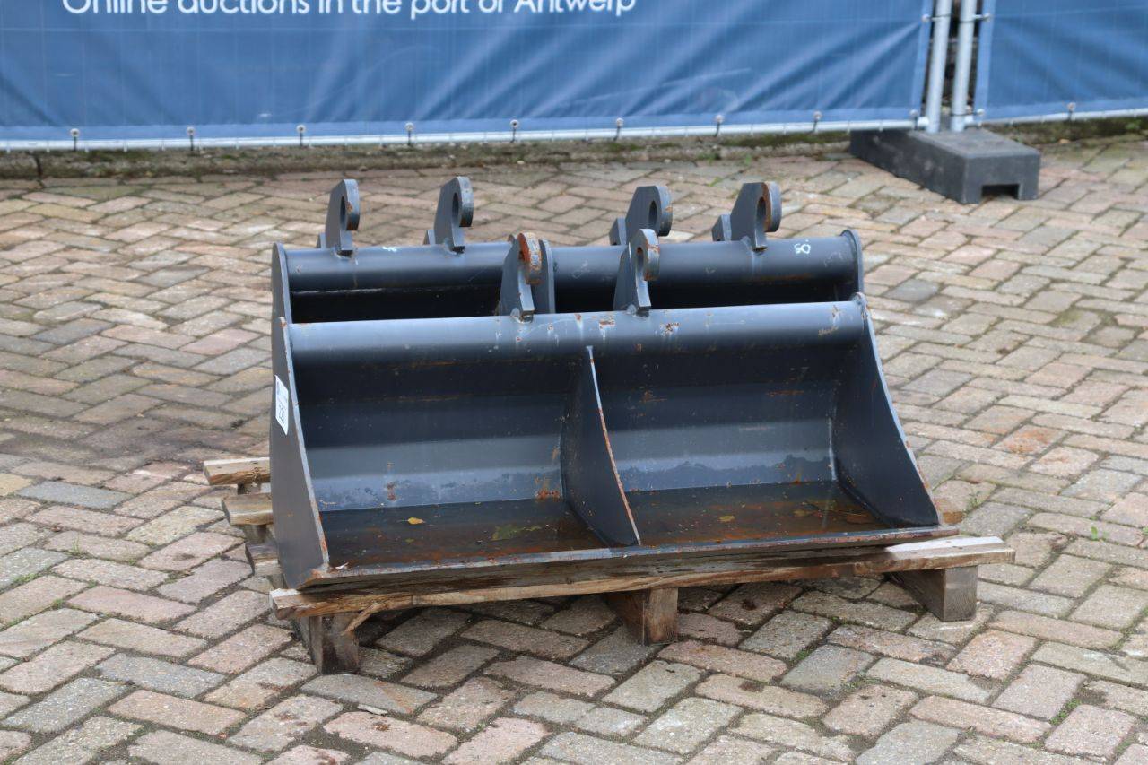Pallet with wide bucket ditch bucket and 2x digging buckets CW05 New