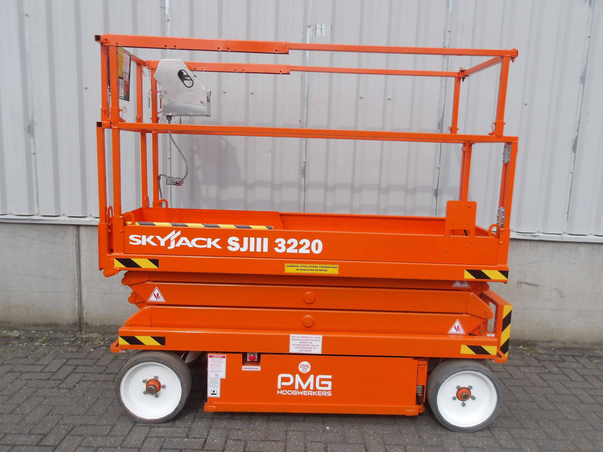 SkyJack SJ3220 Electric Scissor Lift 8.09m 2015