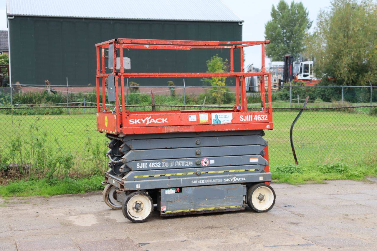 Skyjack SJIII-4632 Electric Scissor Lift 317kg 11.7m 2013