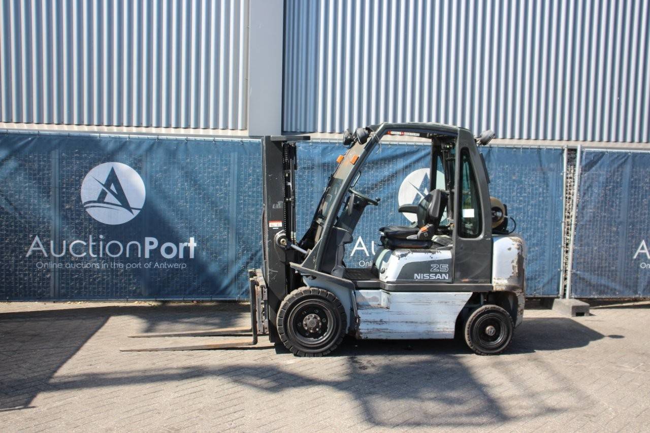 Forklift Nissan UD02A25PQ LPG2500kg 2006