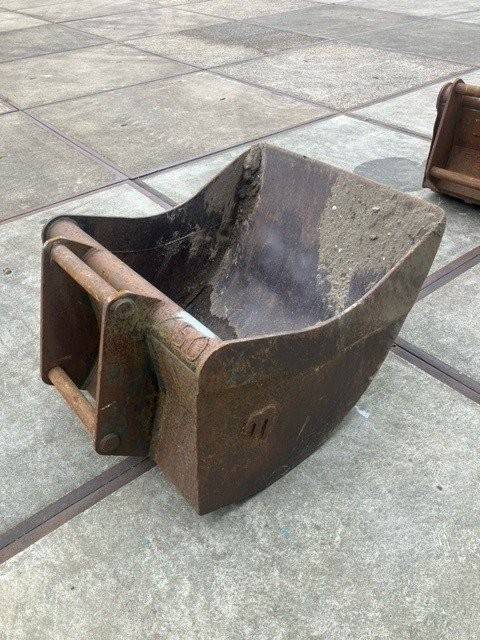 Deep-dip bucket