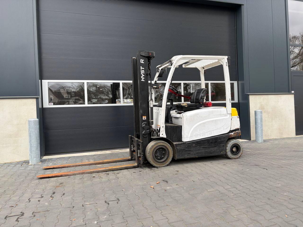 Hyster J2.5XN Electric Forklift 2450kg 3.79m 2016