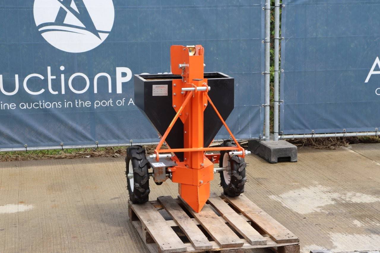 Fertilizer spreader