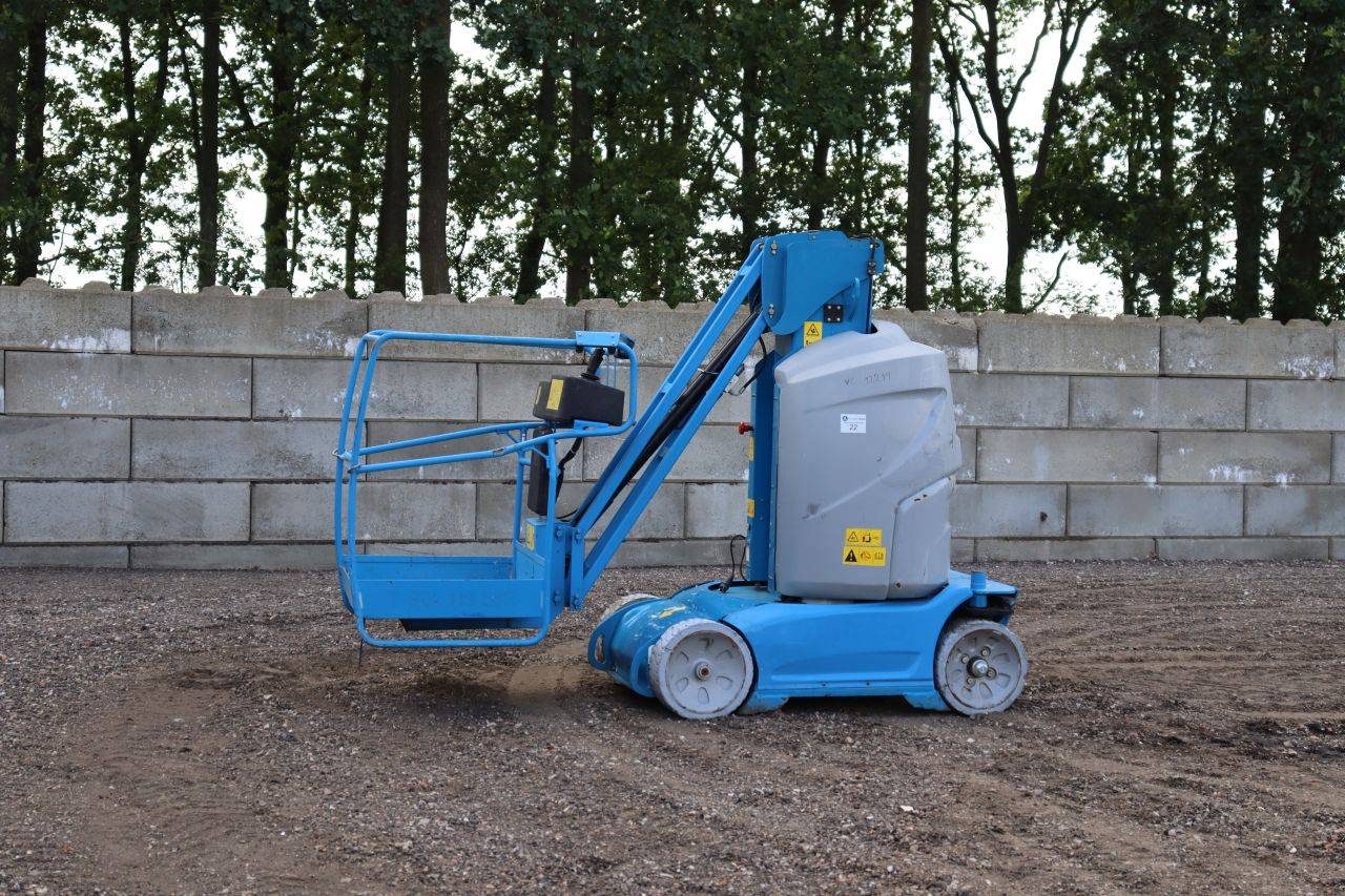 Piattaforma elevatrice elettrica a colonna Genie GR26J, portata 200 kg, altezza 9,9 m, anno 2015.