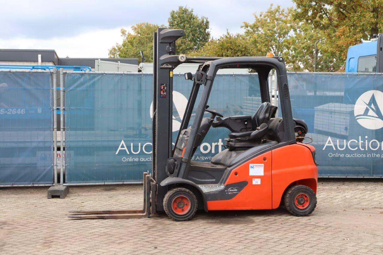 Carrello elevatore Linde H20T-01 a GPL, portata 2000 kg, altezza 5,52 m, anno 2018.