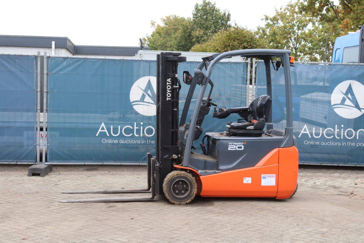 Carrello elevatore elettrico Toyota 8FBE20T, portata 2000 kg, altezza di sollevamento 4,3 m, anno 2018.