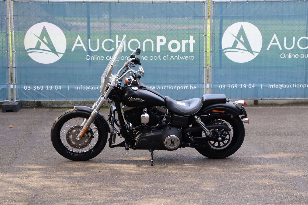 Harley-Davidson Dyna Street Bob Gasoline 2011
