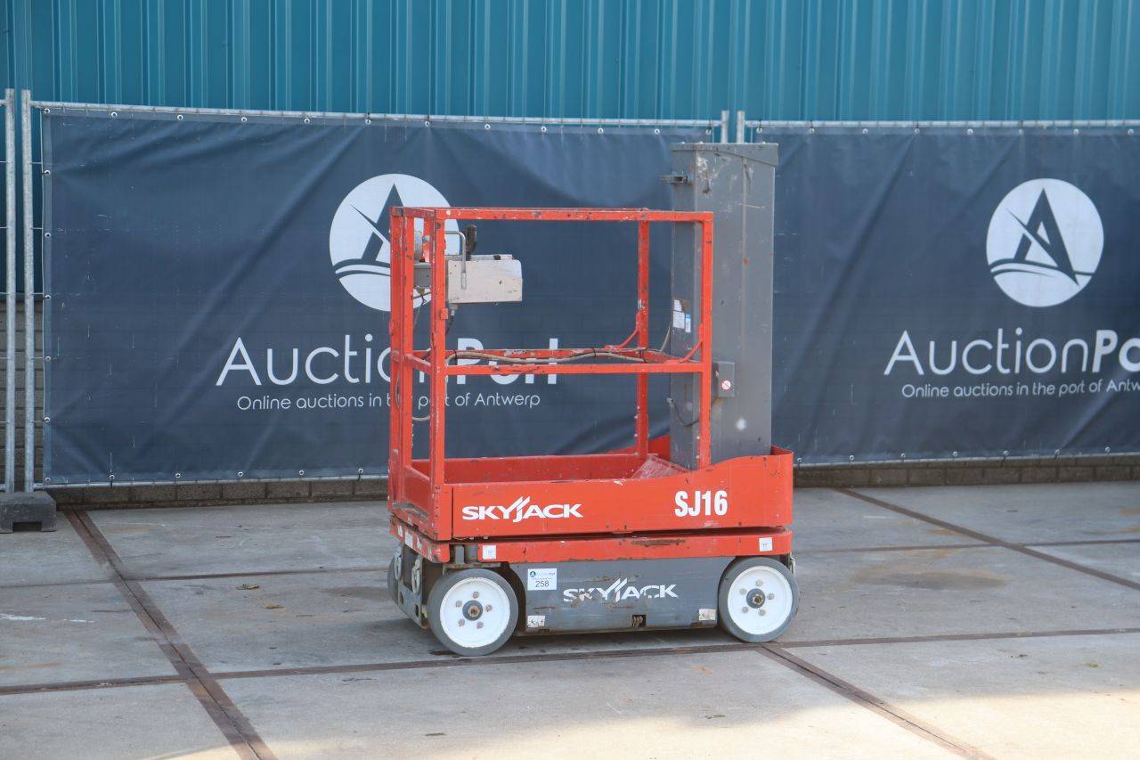 Skyjack SJ16 Electric Mast Lift 227kg 5.6m 2016