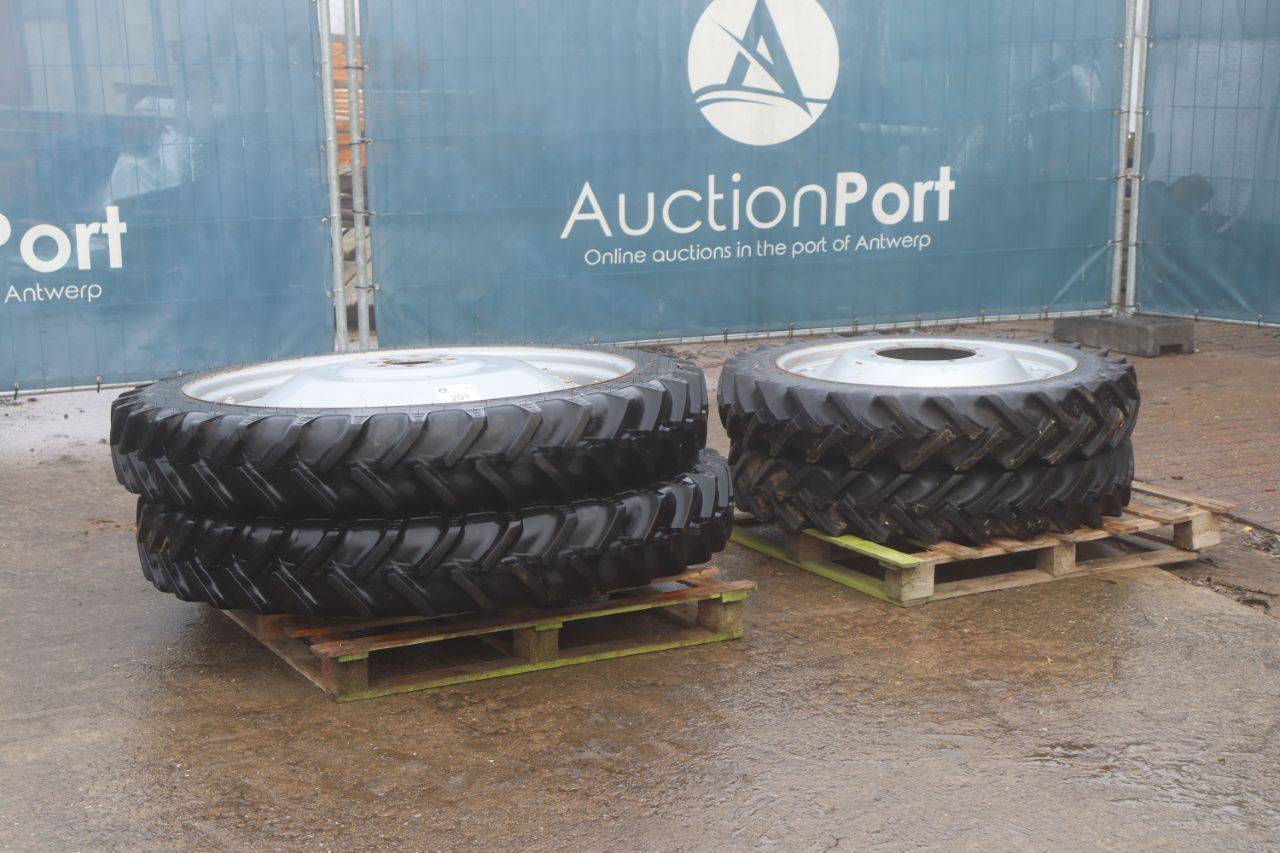 Lot of agricultural wheels Agri Max RT955 230/95R44 / Continental 8.3-32AS (Margin)