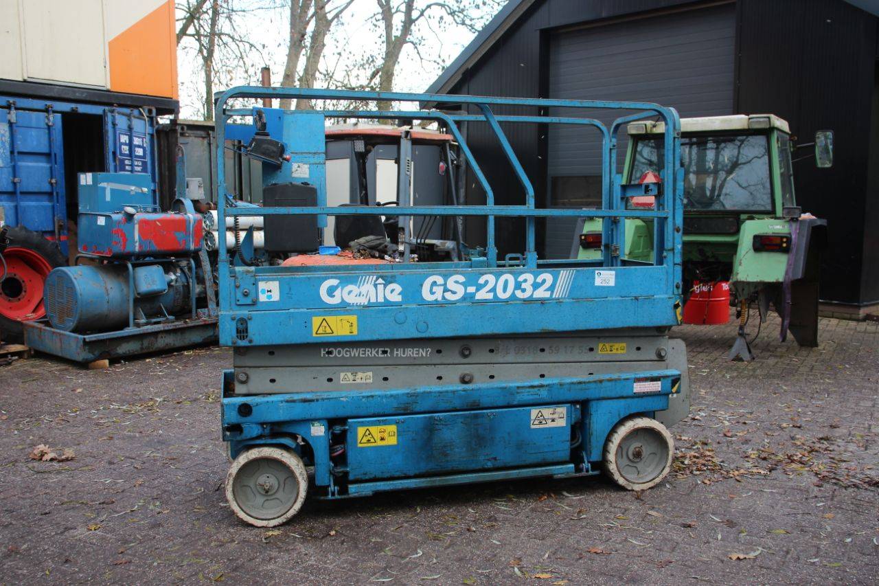 Scissor lift Genie GS-2032 Electric 7.90m 2002
