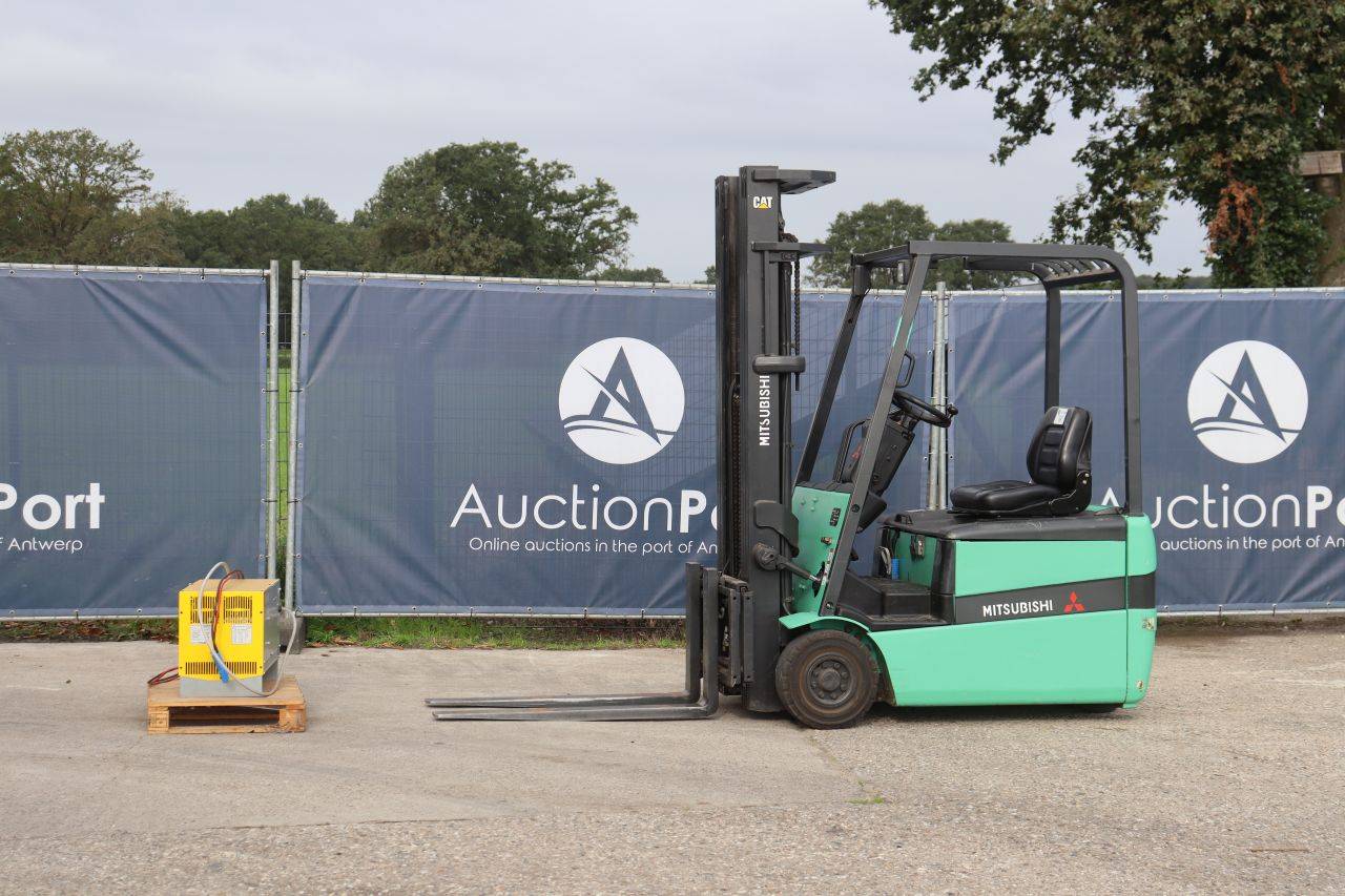 Carrello elevatore elettrico Mitsubishi FB16RT, portata 1600 kg, altezza di sollevamento 5,5 m, anno 2001.