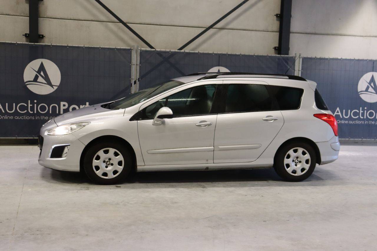 Passenger car Peugeot 308 Diesel 114 hp 2013