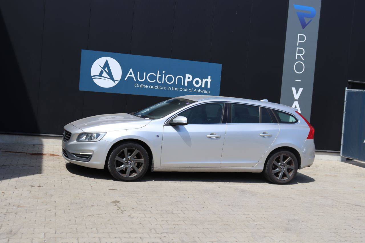 Volvo V60 D3 R-Design Station Wagon Diesel 150hp 2016