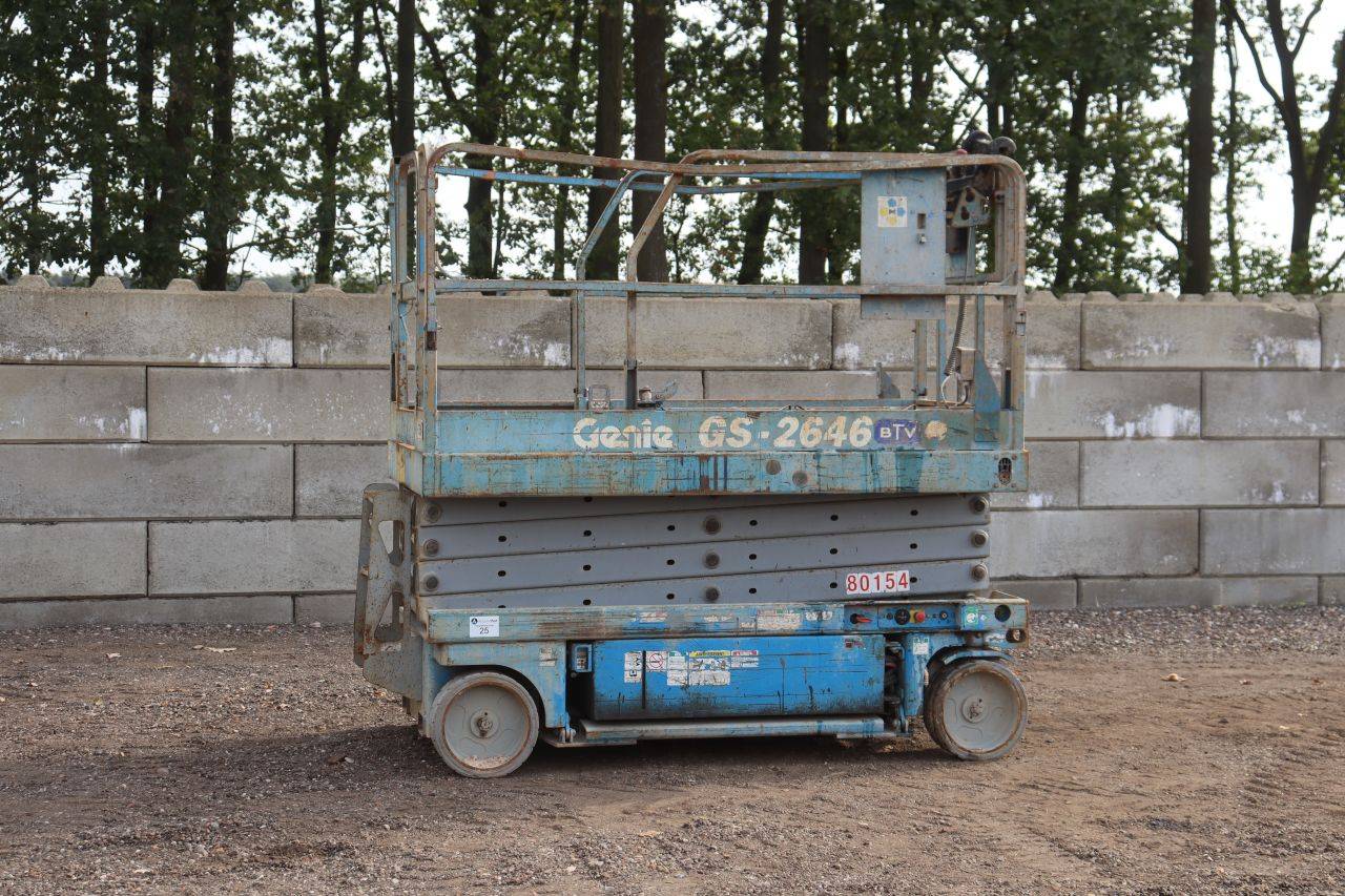 Piattaforma elevatrice elettrica a forbice Genie GS-2646, portata 454 kg, anno 2003.