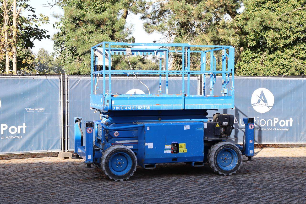 Piattaforma aerea a forbice Skyjack SJ6832RTE elettrica+diesel, portata 454 kg, altezza 11,7 m, anno di produzione 2017.