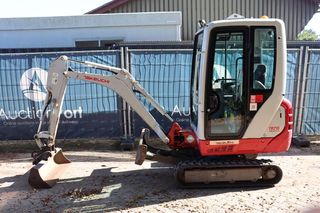 Miniexcavadora Takeuchi TB216 diésel de 11,5 kW