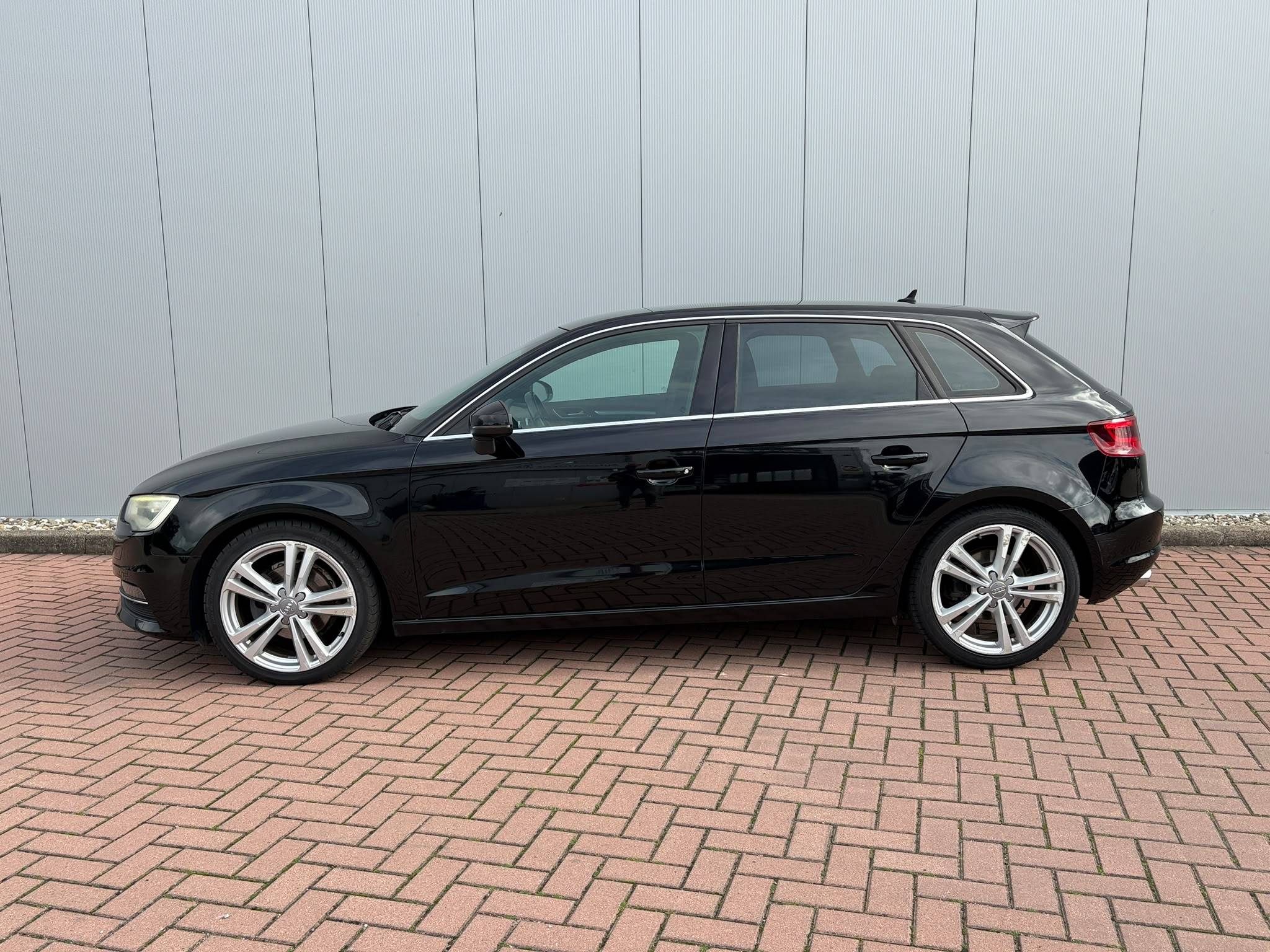 Passenger car Audi A3 Sportback 2.0 TDI Ambition S-line Diesel 150hp 2013 (Margin)