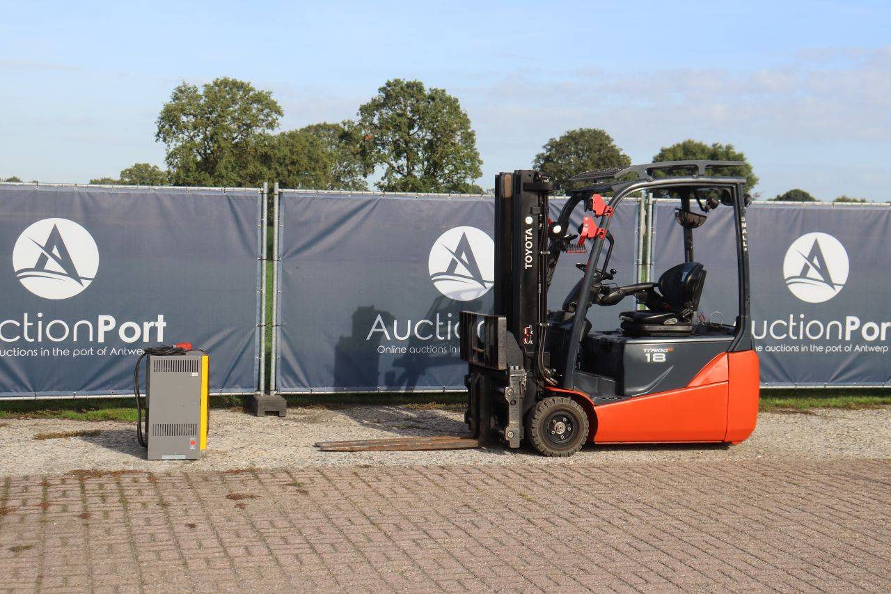 Carrello elevatore elettrico Toyota 8FBE18T, portata 1800 kg, altezza di sollevamento 4,7 m, anno 2021.
