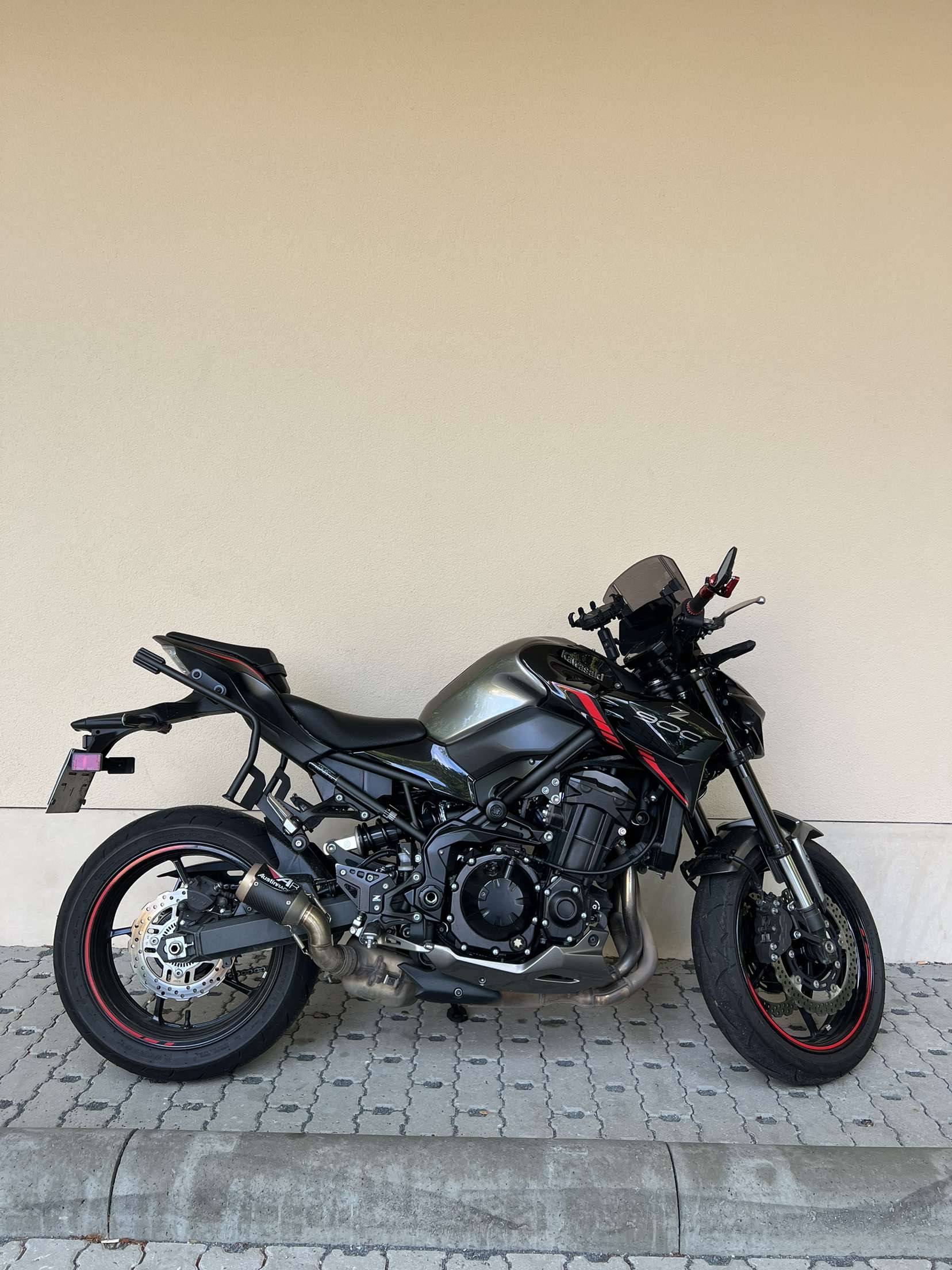 Kawasaki Z900 Petrol 125hp 2023 Motorcycle with Luggage Mounting System (Margin)