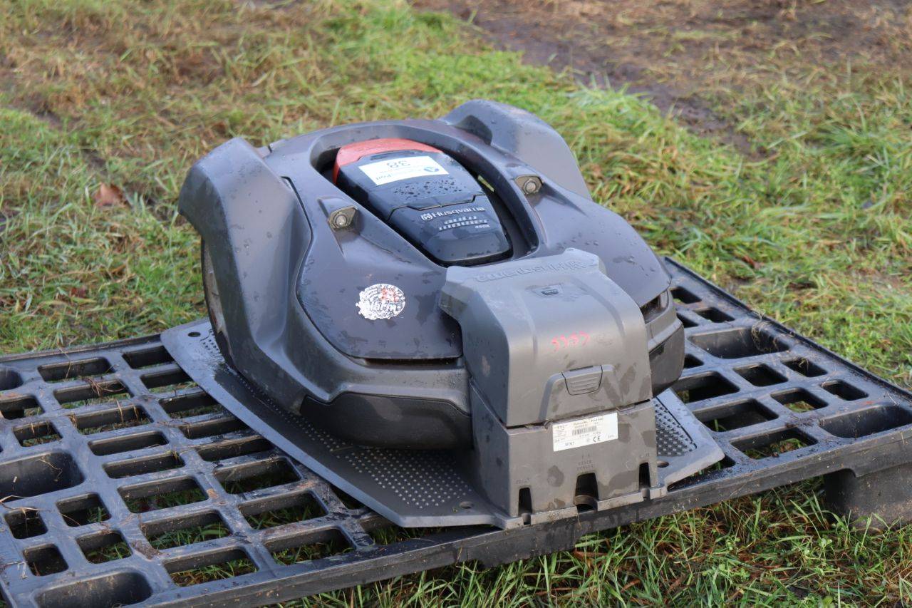 Husqvarna CS P2-430 Electric Robotic Mower 2016