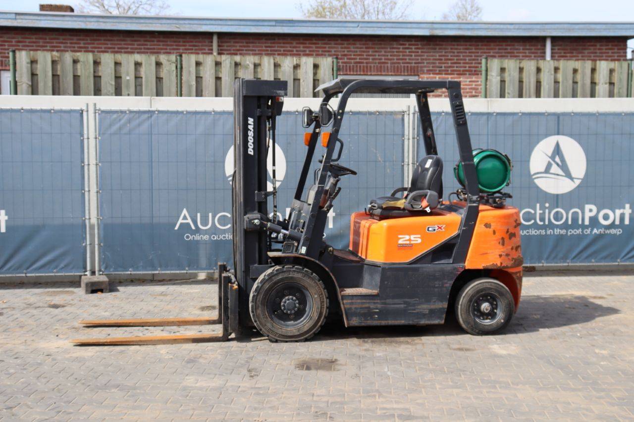 Forklifts - Excavators - Wheel loaders - Aerial work platforms - Machines 