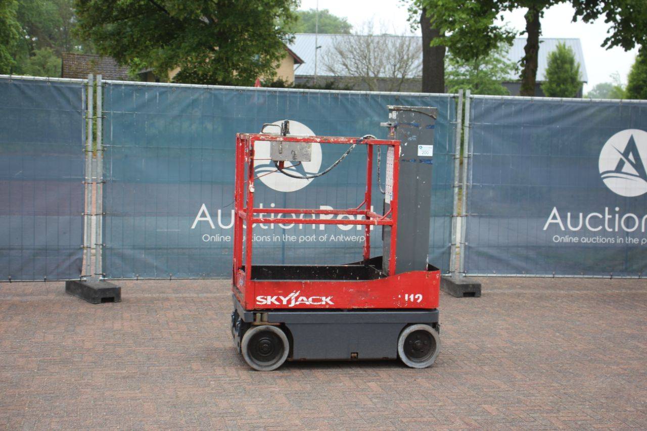 Piattaforma elevatrice elettrica a colonna Skyjack SJ12