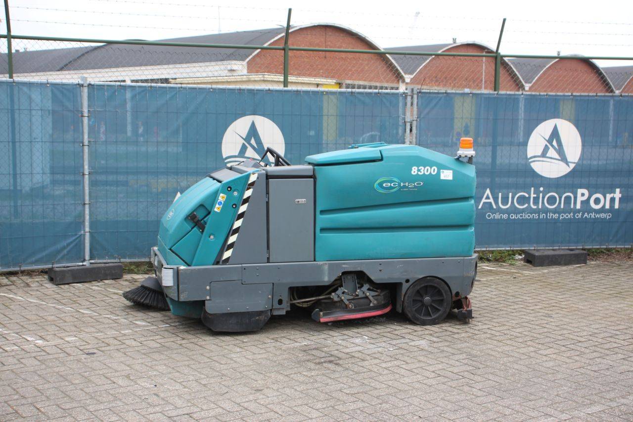 Tennant 8300 Electric Scrubber 2013