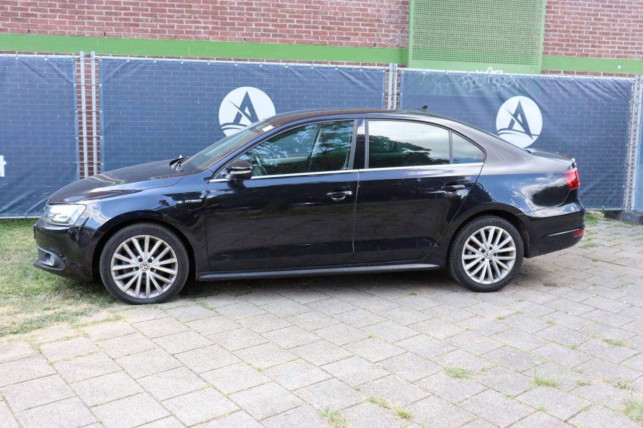 Passenger car Volkswagen Jetta Highline Hybrid Petrol + Electric 150hp 2013