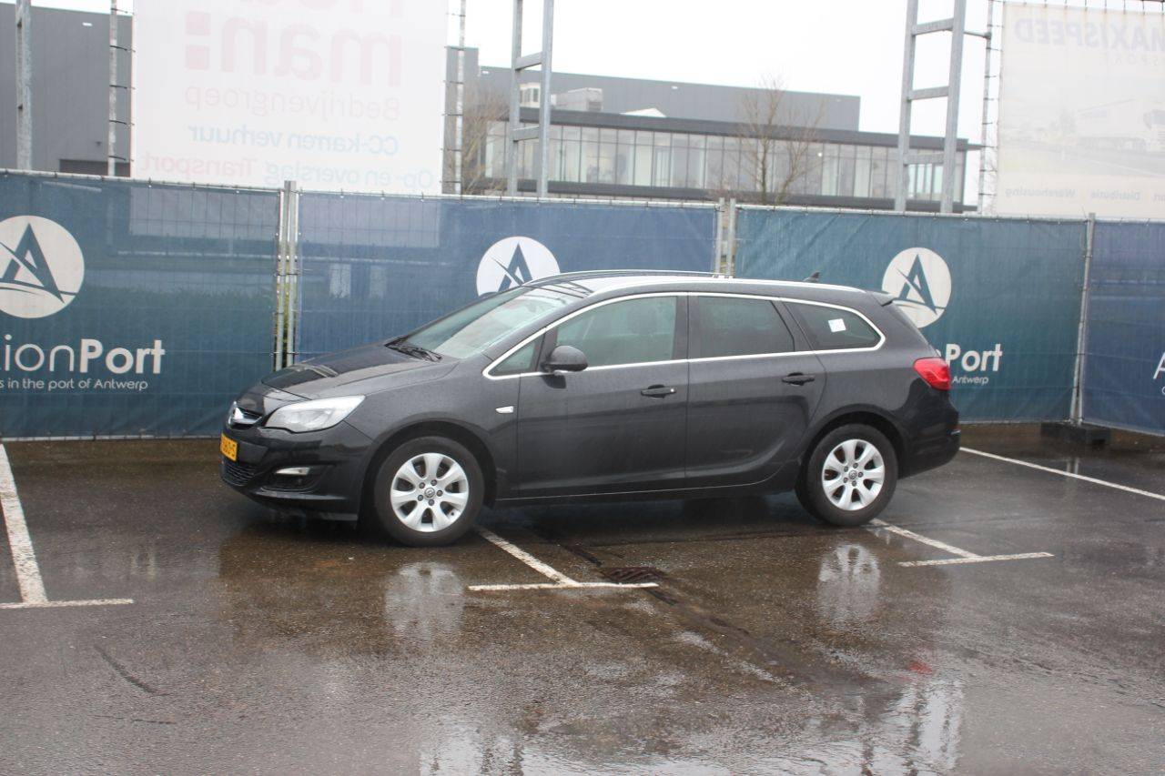 Station wagon Opel ASTRA Diesel 110 hp 2015