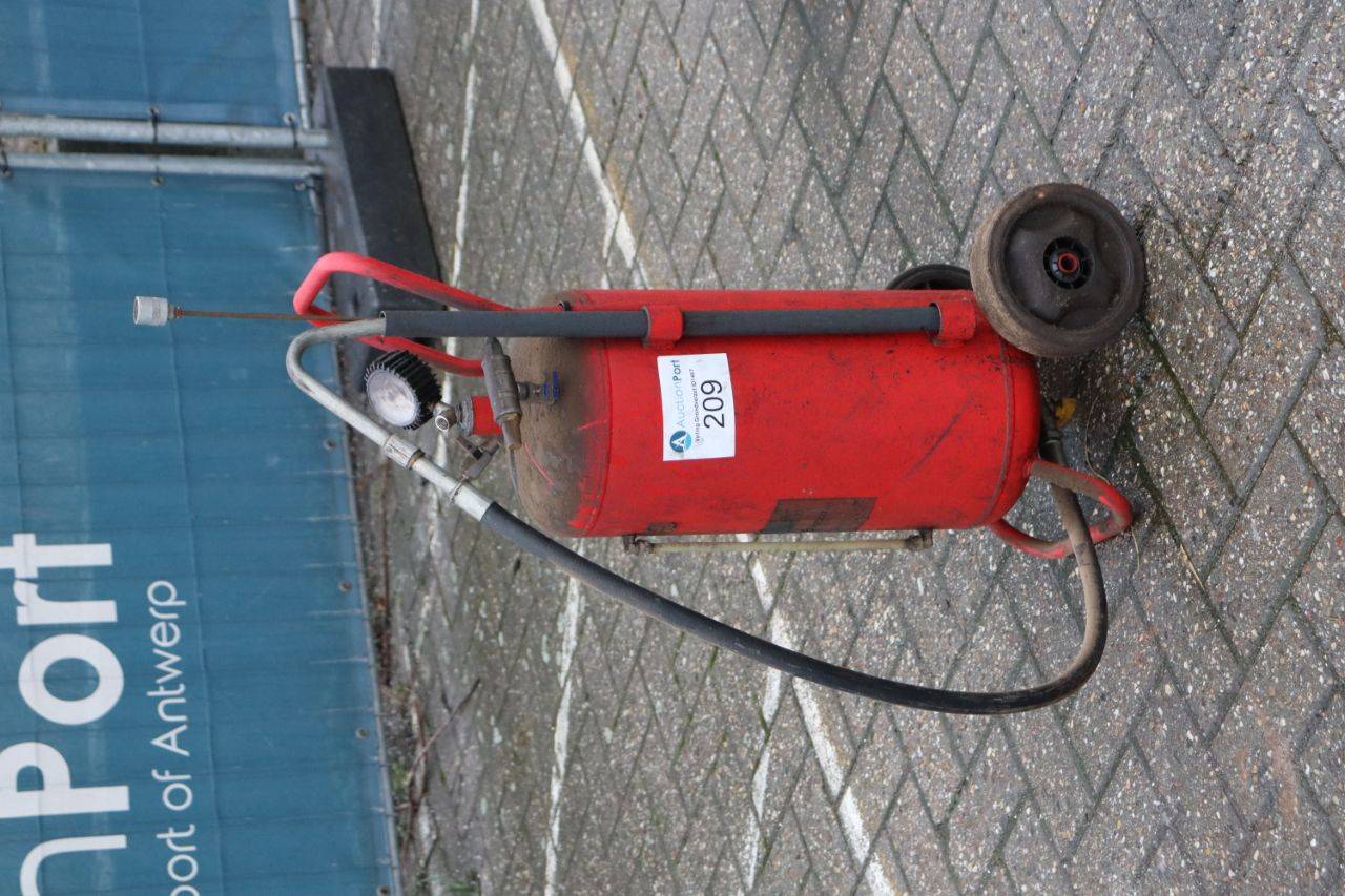 Pneumatic oil dispensing unit