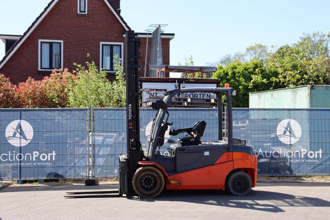 Toyota 8FBMT50 Electric Forklift 5000kg 5.5m 2018