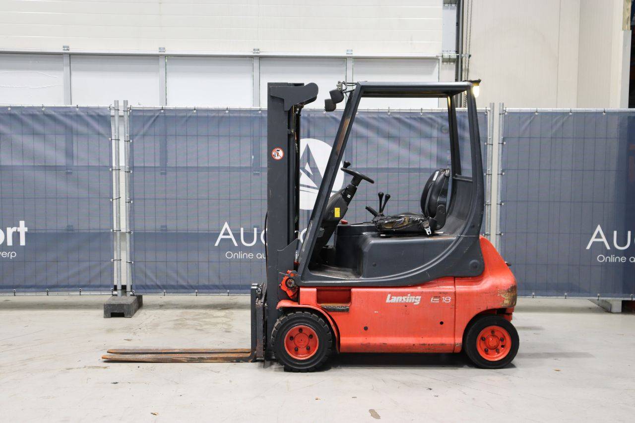 Carrello elevatore elettrico Lansing Linde E18P, portata 1800 kg, altezza di sollevamento 4,2 m, anno di produzione 1997.