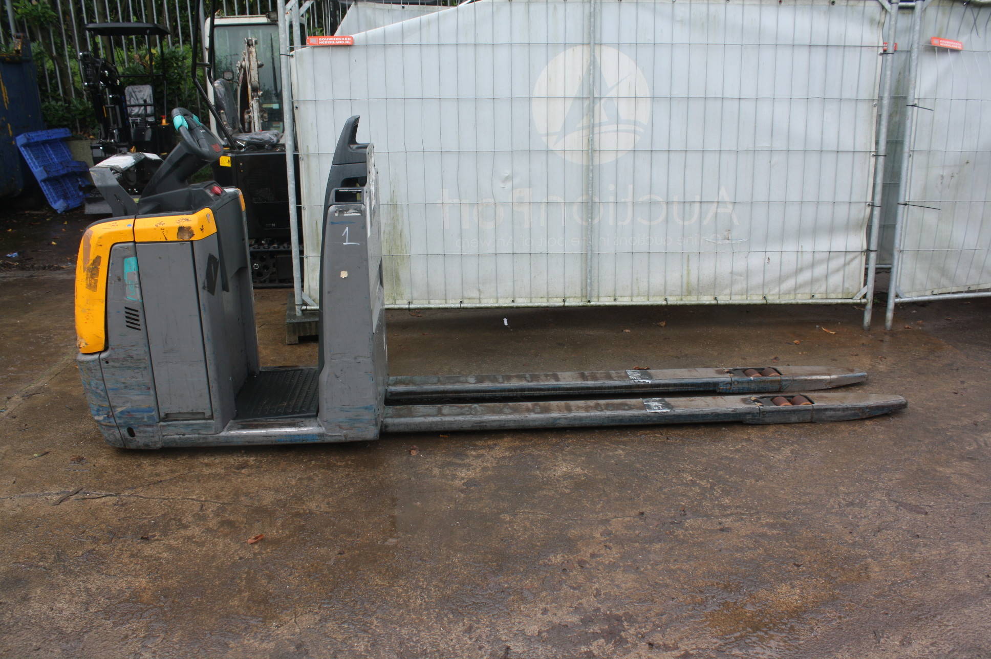 Transpaleteira elétrica Jungheinrich ECE 225 2500kg 2019