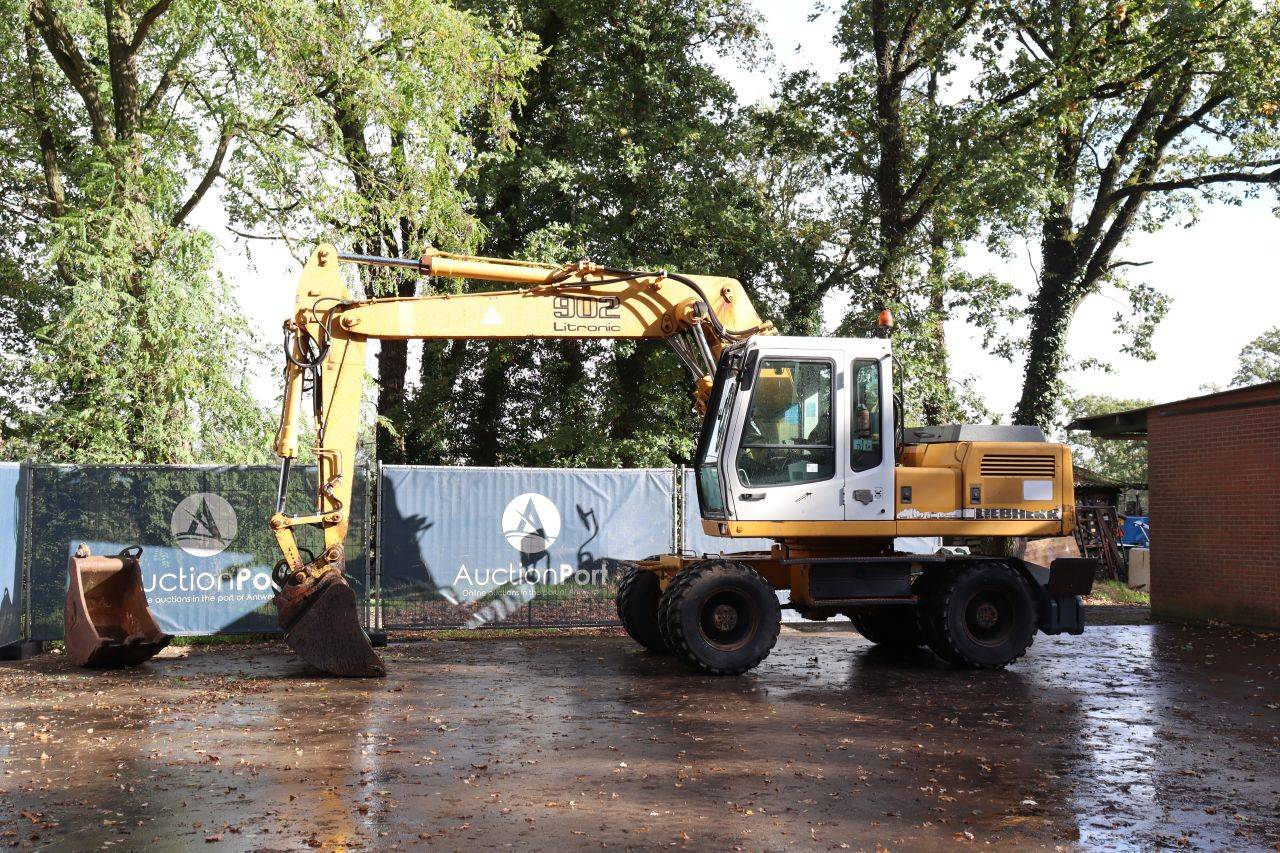 Escavatore gommato Liebherr 902 Litronic, diesel, anno 2015