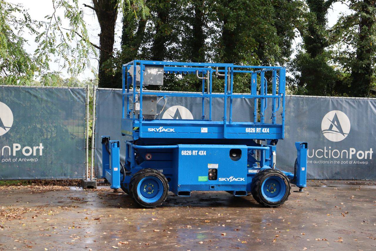 Sollevatore a forbice diesel Skyjack SJ6826 RT 4X4 2012