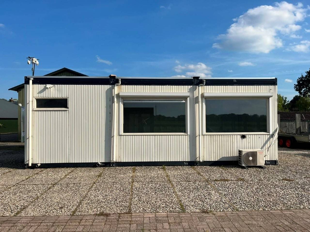 Unidad de 900x300cm con cocina y baño.