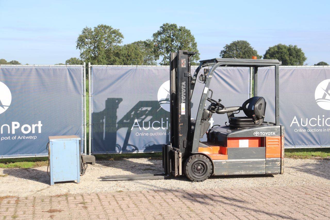 Empilhadeira Toyota 7FBEF15 Elétrica 1500kg 3,3m 2005