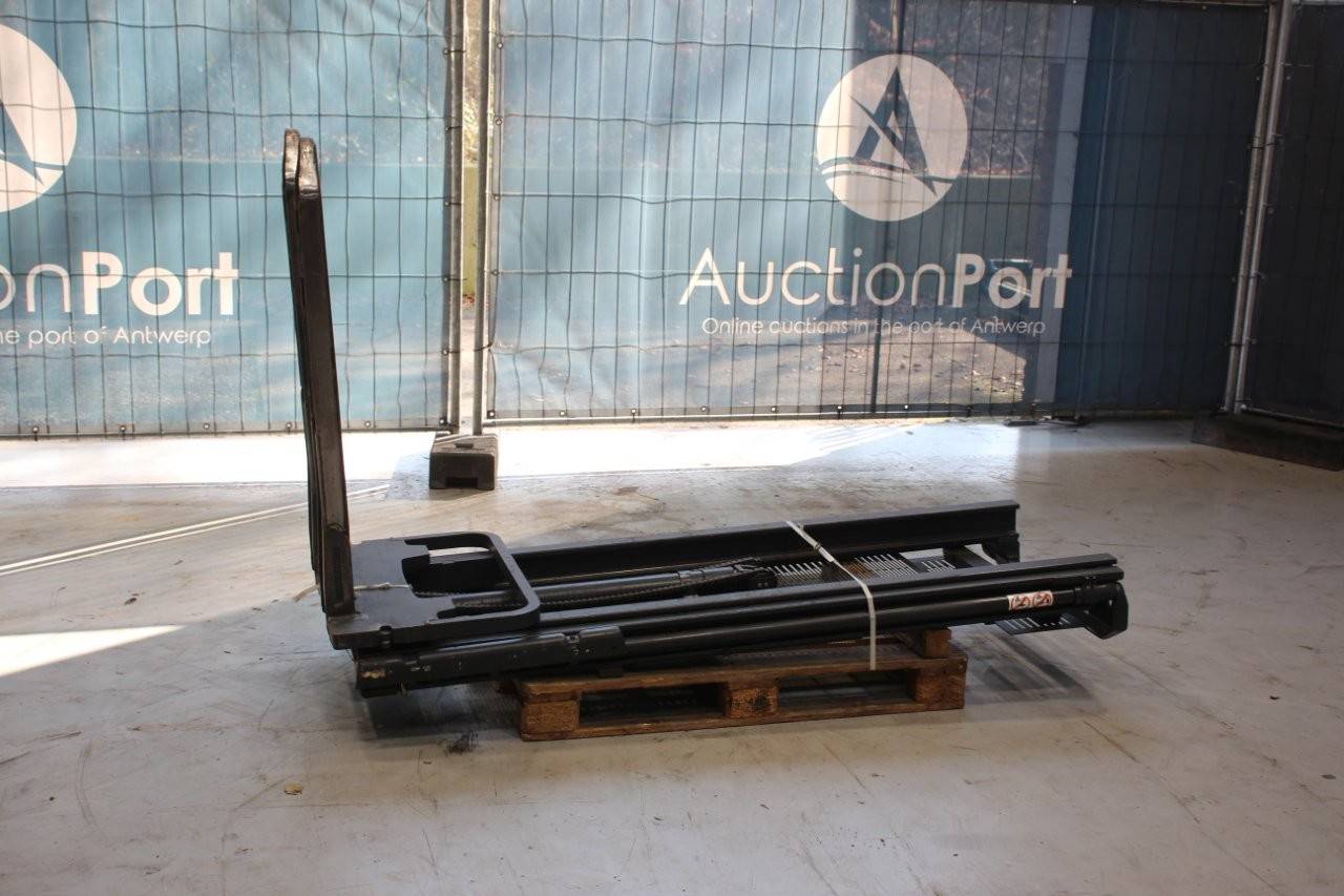 Lifting mast with forks