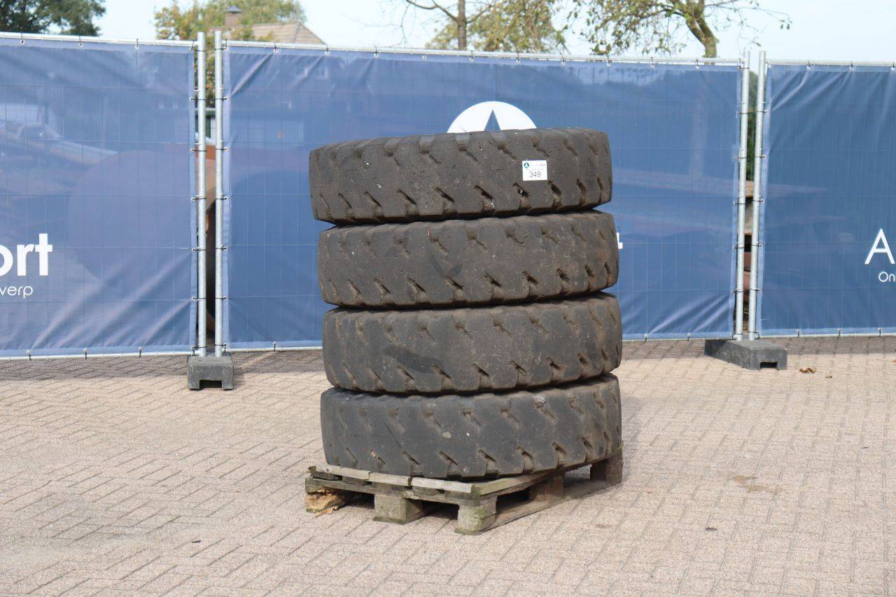 Konvolut Michelin-Reifen 12.00 R24 auf Felgen, 4 Stück