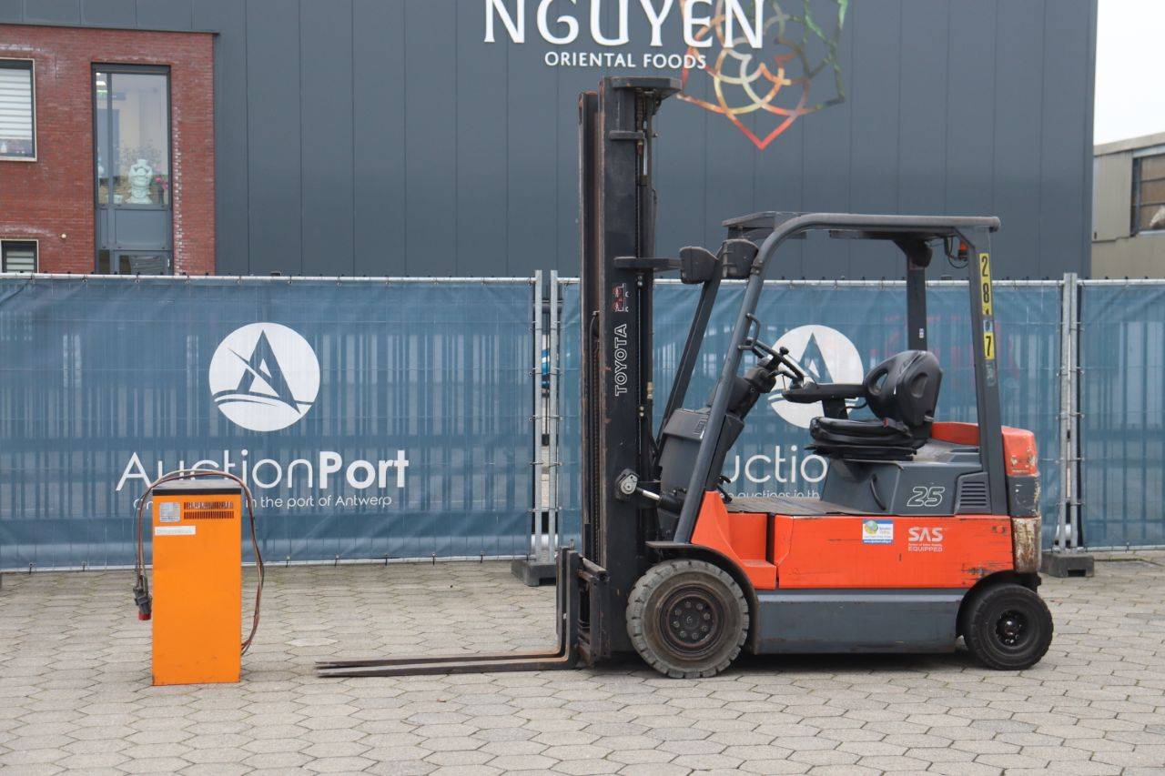 Carrello elevatore elettrico Toyota 7FBMF25, portata 2500 kg, altezza di sollevamento 6,5 m, anno 2005.