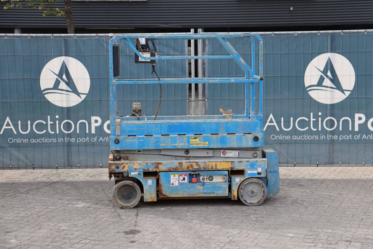 Piattaforma elevatrice elettrica a forbice Genie 2013